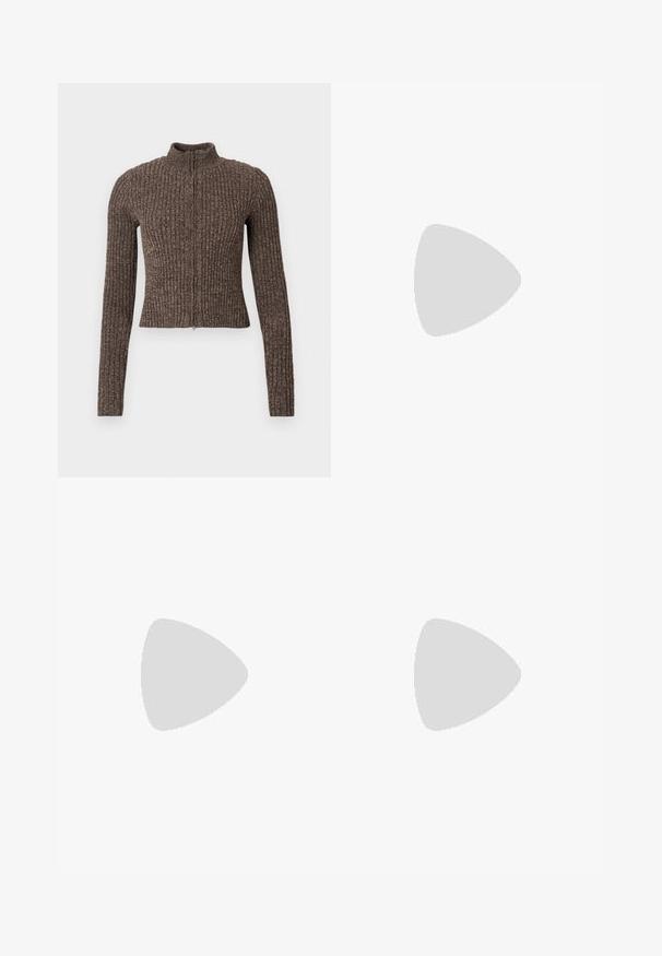 Hnědý žebrovaný svetr na zip s vysokým límcem, dlouhými rukávy a přiléhavým střihem. Vyrobený z texturované pleteniny.; Hnědé tričko s krátkým rukávem vyrobené z měkké látky, s kulatým výstřihem a volným střihem. Bez viditelných vzorů nebo dekorací.; Hnědé široké kalhoty s hladkou texturou, vysokým pasem a předními záhyby. Materiál je lehký a volně splývá.; Bershka Sandály na vysokém podpatku - black; Hnědá kožená taška se sbíraným vrškem a řetízkovým popruhem. Hladký povrch s lesklým finišem a jemným švem na bocích.