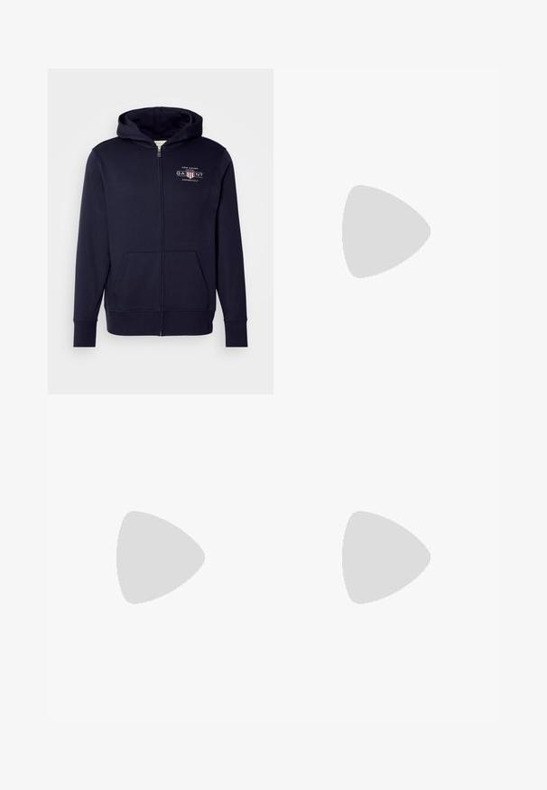 Mornarska zip-up dukserica napravljena od mješavine pamuka, sa prednjim logotipom, kengurskim džepovima, rebrastim manžetama i kapuljačom s vezicom.; BOSS TEE - Osnovna majica kratkih rukava - open white; Bežaste pamučne hlače ravnog kroja s kopčanjem na dugme i plisiranjima sprijeda za dodatni detalj.; Bijele tenisice s bež nubuk akcentima i svijetlim gumenim potplatima; imaju nisku siluetu i teksturalne detalje na gornjem dijelu.