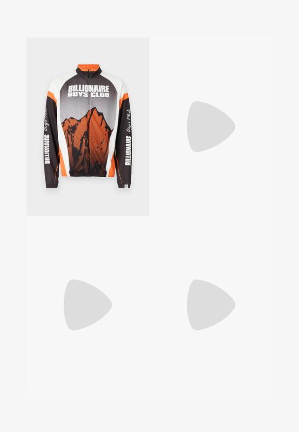 Gevoerd jack met een hoge kraag, voorzien van een bergafbeelding in oranje en zwart, witte schouders en de tekst "Billionaire Boys Club" op de mouwen.; Zwarte katoenen t-shirt met korte mouwen. Bevat een wit GCDS-logo en de tekst "MILANO ITALY 1988" in een boog. Standaard pasvorm en ronde hals.; Zwarte sweatpants met contrasterende rode strepen en logo aan de zijkant. Beschikt over een elastische tailleband met trekkoord en taps toelopende enkelboorden.; Witte sneaker met suède accenten, ronde neus, platte veters en een crème rubberen zool. Bevat groene branding op de hiel.