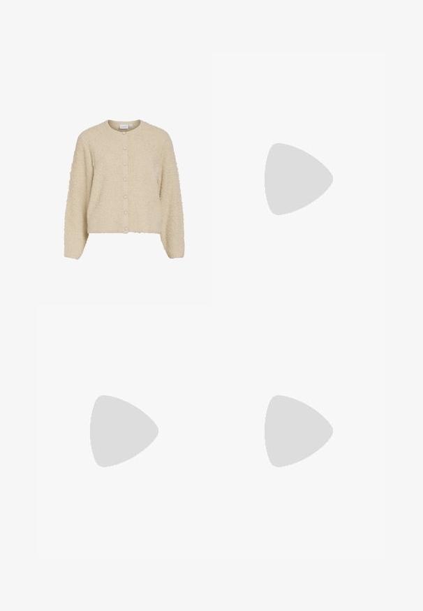 Beige, strukturierte Strickjacke mit Rundhalsausschnitt und Knopfverschluss, gefertigt aus einem weichen, flauschigen Stoff und mit gerippten Bündchen. Kurze Länge.; Weißes, enganliegendes Oberteil aus geripptem Stoff mit kurzen Ärmeln und gerafften Details an den Seiten für Textur und Form.; Helle Stoffhose mit weitem Bein und glatter Textur, ausgestattet mit einem einzelnen Knopf vorne, dezenten Falten und einem Hochbund-Design.; Weiße High-Heel-Sandale mit einem klobigen Absatz, die über ein Riemchendesign und ein Knöchelband verfügt. Glatte Textur mit einer Plattform vorne für zusätzliche Höhe.; Beige geflochtene Strohtasche mit weißen Lederakzenten, doppelten goldenen Kettengriffen und rechteckiger Form. Die Oberfläche zeigt ein strukturiertes Muster.