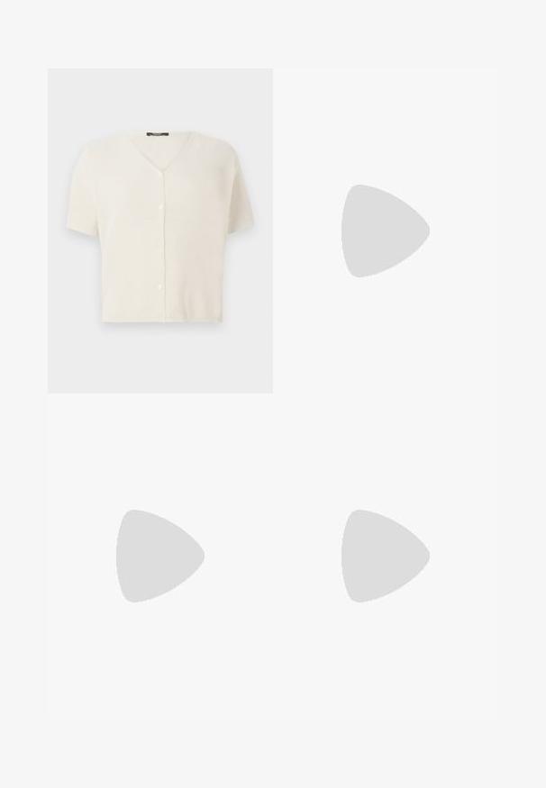 Cardigan a maniche corte con bottoni, di colore crema, caratterizzato da un colletto a V e un tessuto a maglia leggero e texturizzato. Bottoni lisci lungo il davanti.; T-shirt bianca a maniche corte con scollo rotondo ampio e texture a coste, realizzata in tessuto morbido, caratterizzata da una vestibilità rilassata e un design pulito.; Pantaloni neri a gamba dritta, con tasche frontali e spacchi laterali all'orlo. Realizzati in tessuto morbido e liscio. Adatti a diverse occasioni.; Décolleté in vernice nera con punta affusolata e tacco in geometria cubica. Presentano un design elegante e minimalista, con una texture liscia.