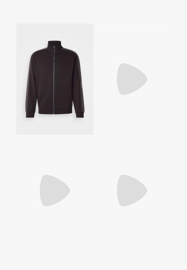 Sweatshirt preto com fecho zip, de gola alta, feito de tecido suave. Apresenta riscas cinzentas em contraste ao longo dos ombros e punhos canelados.; Camiseta de algodão branca com mangas curtas e decote redondo. Apresenta um pequeno logótipo preto "Calvin Klein" no lado esquerdo do peito.; Jeans de algodão bege com um design clássico de perna reta, apresentando um fecho frontal com botão, cinco bolsos e detalhes de costura subtil.; Sneakers de couro preto com textura perfurada, bico redondo e sola de borracha branca plana. Apresenta atacadores pretos e um logótipo discreto na lateral.