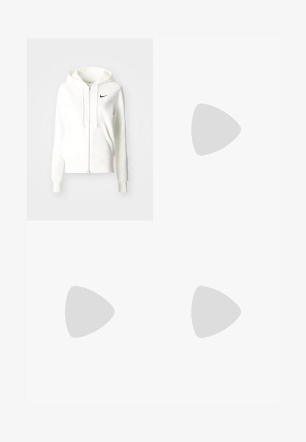 Fato de capuz branco com fecho, feito de um tecido macio, apresentando o logótipo preto da Nike na parte superior esquerda, um capuz e bolsos frontais.; T-shirt de algodão branco com decote redondo e mangas curtas. Apresenta um pequeno logo preto da Nike no peito. Design simples e sem adornos.; Calças atléticas largas brancas com uma cintura canelada e um discreto detalhe de logótipo. Tecido suave com um corte relaxado e terminações ajustadas.; Sapatilhas brancas com detalhes em pêssego, parte superior em couro liso, biqueira perfurada, sola texturizada e atacadores. Usadas com meias brancas até ao tornozelo sobre uma superfície azul.