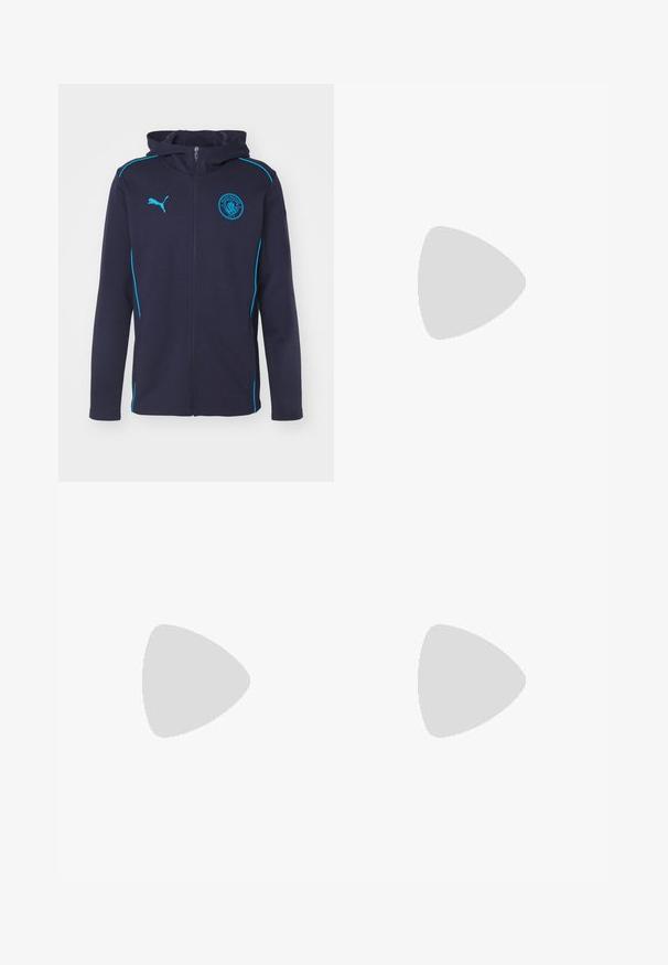 Námornícka mikina na zips s kapucňou, s svetlomodrými akcentmi a logom Manchester City na hrudi, vyrobená z mäkkého a pružného materiálu.; Modrá krátkorpová tričko vyrobené z jemnej a priedušnej látky. Má zaoblený výstrih a vertikálne logo na ľavej strane. Jednoduchý dizajn.; Čierne športové nohavice vyrobené z hladkej látky, s regulovateľným pásom na šnúrku, zúženými nohami a malým bielym logom Puma na ľavej strane.; Čierne atletické tenisky s textúrovaným sieťovaným zvrškom, polstrovaným golierom, šnúrkami a gumovou podrážkou. Majú štýlový dizajn a pevné spracovanie.