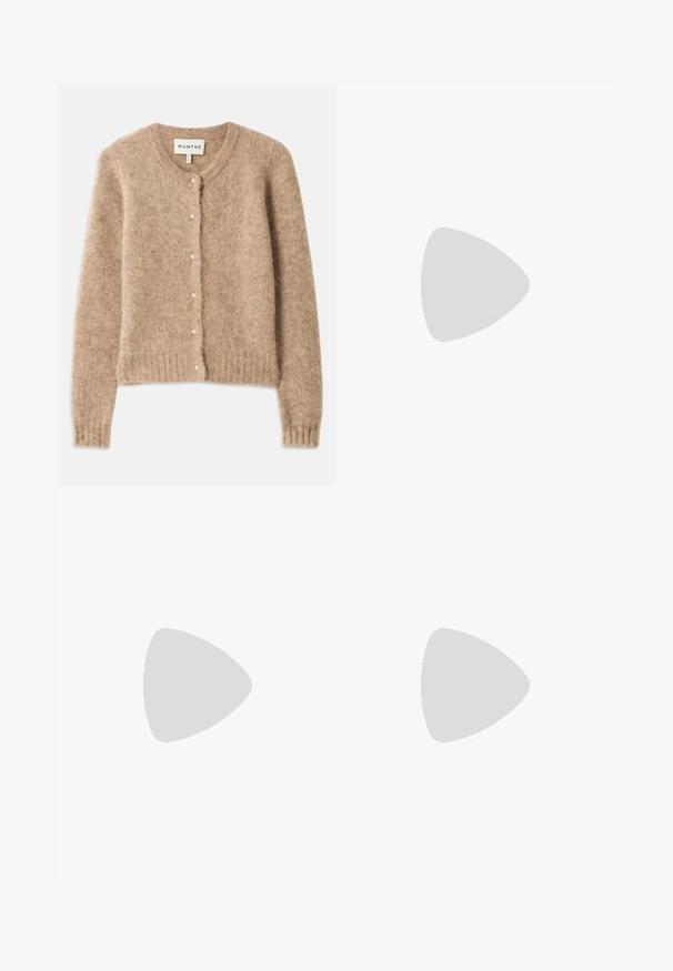 Bež kardigan iz mehkega, teksturiranega blaga s krošnjim izrezom, zapiranjem na gumbe, okrašenimi z manjšimi bisernimi detajli, in rebrastim robom.; Črna bluzica z dolgimi rokavi, z nabranim sprednjim delom, vezi za vrat in nabranimi manšetami, prikazana na beli podlagi.; Črna krilna krila s črto in asimetričnim robom, z nepravilno obdelanimi robovi. Narejena iz lahkega materiala s gladko teksturo.; Bel bel belo mule z belimi konicami in pasom za gleženj z okrasnimi kristali na ravni podlagi.