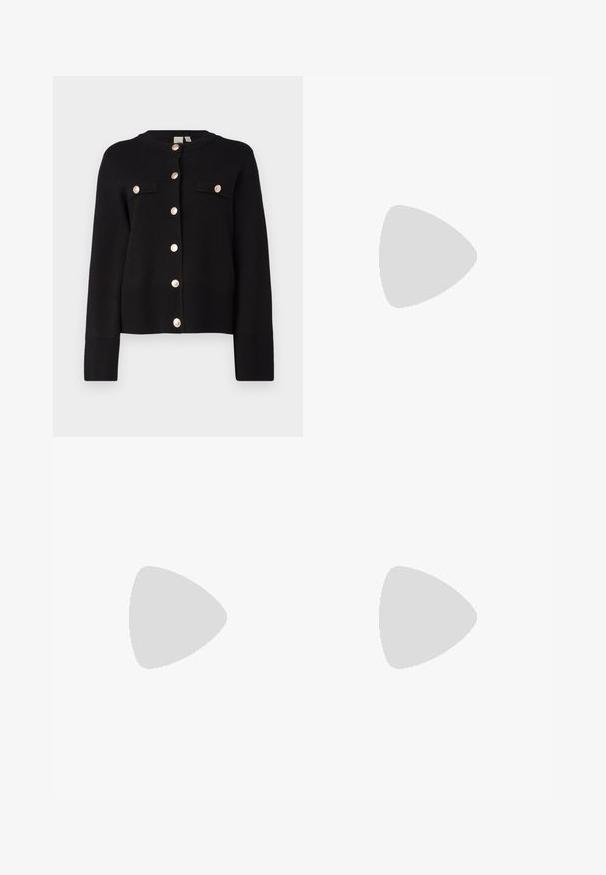 YAS YASPIMI - Cardigan - black; Svart T-skjorte laget av bomull, med korte ermer over et hvitt langermet lag med en subtil teksturert mønster. Rund hals design.; Svarte vide bukser med rynket liv, med to sidelommer og et glatt, lett stoff. Ingen synlige mønstre eller metalldeler.; Svarte sneakers med en kraftig gummisåle, teksturert stoffoverdel, rund tå og snøring. Har forsterkede snørehull og bakre trekkstang.