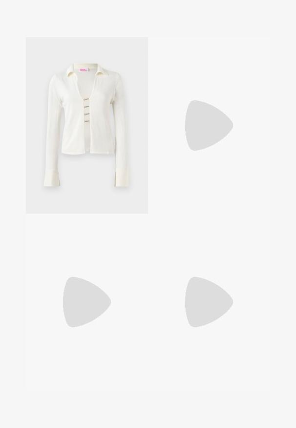 Langermet cardigan i kremfarge med V-hals, tre dekorative frontlukninger og mansjetter med spalte-detalj.; To stropper uten ermer i svart og hvitt. Laget av myk, elastisk stoff med ribbestruktur og en tettsittende design. Har smale stropper.; Lyseblå flared jeans laget av denim, med høy midje, lommer og frynsete hem. Stoffet har en falmet vask og subtil tekstur.; Svart skinnhæl med spiss tå, ankelrem og tynn hæl. Glatt tekstur med gullakzent ved hælbasen.