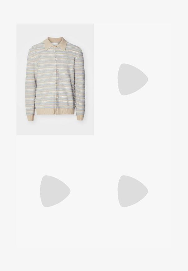 Pletený cardigan s béžovým golierom a zapínaním na gombík. Obsahuje horizontálne pruhy v béžovej a svetlomodrej farbe. Hladké náplety a lem.; Čierne tričko s krátkym rukávom a okrúhlym výstrihom so subtílnym embosovaným vzorom a značkovou nášivkou vo vnútri goliera, položené na bielom pozadí.; Čierne, vysoké nohavice so širokým strihom, vyrobené z hladkej látky. Obsahujú predné skladby a pútka na opasok. Minimalistický dizajn, bez viditeľnej kovania.; čierne semišové tenisky s bielou gumovou podrážkou, s tonálnym prešívaním a šnurovaním. Hladká textúra s moderným, zjednodušeným tvarom.