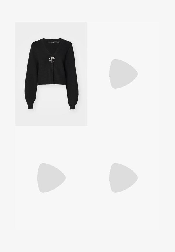 Svart kort cardigan med V-hals, lange ermer, teksturert strikket stoff og en sølvfarget snøring foran.; Tre lange ermer t-skjorter stablet: svart, grå og hvit. Hver har en rund hals og et kort design med glatt, lett stoff.; Sorte flagrende bukser laget av elastisk stoff, med høyt liv og flagrende mansjetter med sidespalter for økt bevegelsesfrihet.; Grå semsket sneakers med hvite lisser, svarte striper og en hvit gummisåle. Har en sirkulær logo på tungen og en gummisåle.
