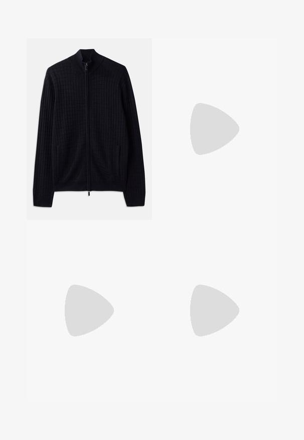 Marineblå hettegenser med glidelås i strukturert strikkemønster, med høy krage, sidelommer og ribbede mansjetter og nederkant. Laget av mykt stoff.; Mørkeblå t-skjorte med korte ermer og rund hals, med lyseblå detaljer ved kragen og ermene. Laget av myk bomullsstoff.; Hvite smale bukser med elastisk midjebånd, med to sidelommer og en glatt, litt skinnende tekstur.; Svart semsket sneakers med snøring og kontrasterende hvit gummisåle. Har teksturerte sidepaneler og subtil merkevare på hælen.