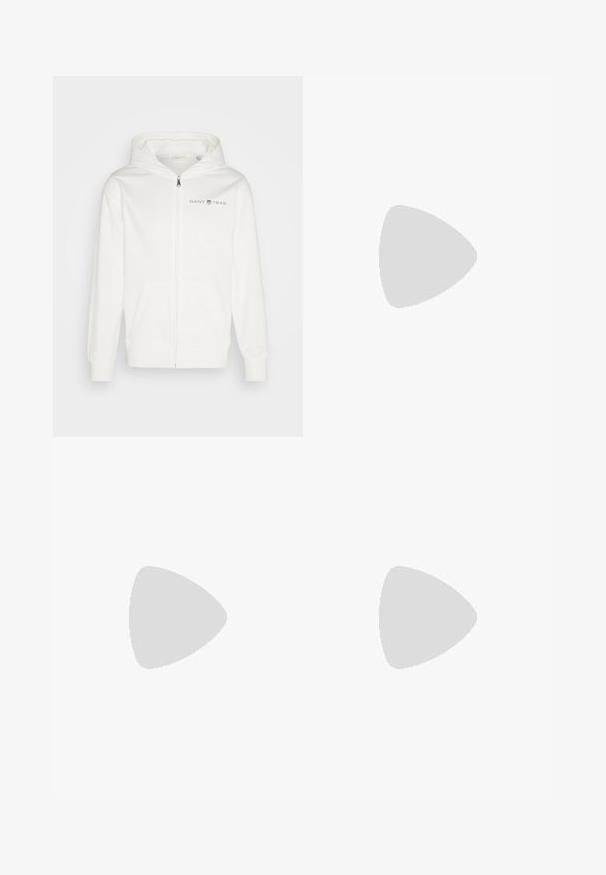 Felpa bianca con zip realizzata in materiale morbido, con una comoda tasca frontale, cappuccio con cordino e logo GANT 1949 sul petto.; T-shirt bianco in cotone con maniche corte, scollatura tonda e linea dritta. Texture liscia senza motivi o dettagli visibili.; Pantaloni in lino bianchi con una vestibilità dritta, dotati di due tasche frontali e chiusura a bottone. Tessuto liscio, senza motivo o decorazioni visibili.; Scarpa in suede marrone con punta rotonda e tacco basso, cuciture dettagliate lungo le cuciture e chiusura con lacci. Texture morbida con design snodato.