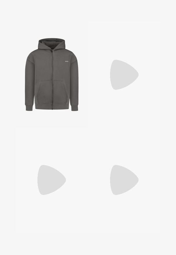 Sudadera gris con cremallera completa, bolsillos tipo pouch en el frente, puños y dobladillo acanalados, y una capucha, que presenta un pequeño parche con el logo en el lado izquierdo del pecho.; Camiseta blanca de algodón con mangas cortas, cuello redondo, corte relajado y sin logotipos ni patrones visibles. Textura suave y diseño minimalista.; Jeans de cintura alta y corte holgado en denim negro desgastado. Con cinco bolsillos, pasadores para el cinturón y un diseño de pierna recta y limpia.; Zapatilla gris y blanca con parte superior de ante y cuero, puntera redondeada, cordones planos y suela de goma con un acento de goma.