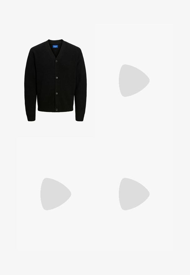 Jack & Jones JOROLLIE CARDIGAN - Cardigan - black; Svart bomull t-skjorte med rund hals, korte ermer og en avslappet passform. Glatt tekstur uten synlige mønstre eller detaljer.; Lyseblå denimjeans med løs passform, midjehøyde og rette ben. Har fem lommer, beltehemper og knappelukking.; Svarte lave sneakers laget av glatt syntetisk materiale. Rund tå, snøring og flat gummisåle med teksturerte detaljer.