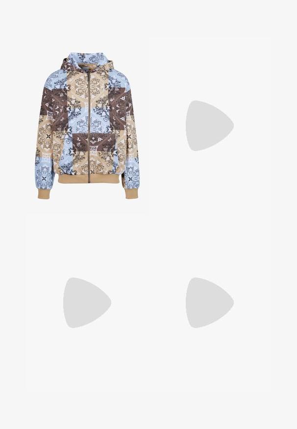 Sudadera con capucha y cremallera que presenta un diseño de patchwork en colores azul, beige y marrón. Incluye patrones florales y un bolsillo tipo canguro.; Sudadera negra de manga larga con cuello en V y gran logotipo blanco de Nike, con un diseño gráfico abstracto. Presenta una tela texturizada y un panel en blanco contrastante.; Pantalones cortos de algodón negros con una cinturilla elástica, dos bolsillos laterales, un corte holgado y bordes raw en el dobladillo para un aspecto casual.; Zapatillas deportivas plateadas y negras con parte superior de malla, suela acolchada, diseño de cordones y detalle de marca en el costado.; Gafas de sol con un elegante marco de plástico gris claro, diseño envolvente, lentes oscuros y una textura suave. Presentan un branding mínimo en el lateral.