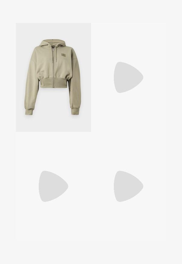 Sudadera con cremallera, recortada, en un verde oliva claro, hecha de un tejido suave. Presenta una capucha, mangas largas y un pequeño parche de logo en el pecho.; Camiseta de algodón blanca con un logo Jumpman floral en naranja impreso en el centro. Diseño de cuello redondo y mangas cortas.; Pantalones cortos blancos con cordón y ribete naranja. Presenta un logo gráfico en azul y rojo. Tejido suave con un diseño casual.; Zapatilla deportiva beige y crema con parte superior de malla texturizada, superposiciones de soporte y suela de goma con un patrón de tracción.