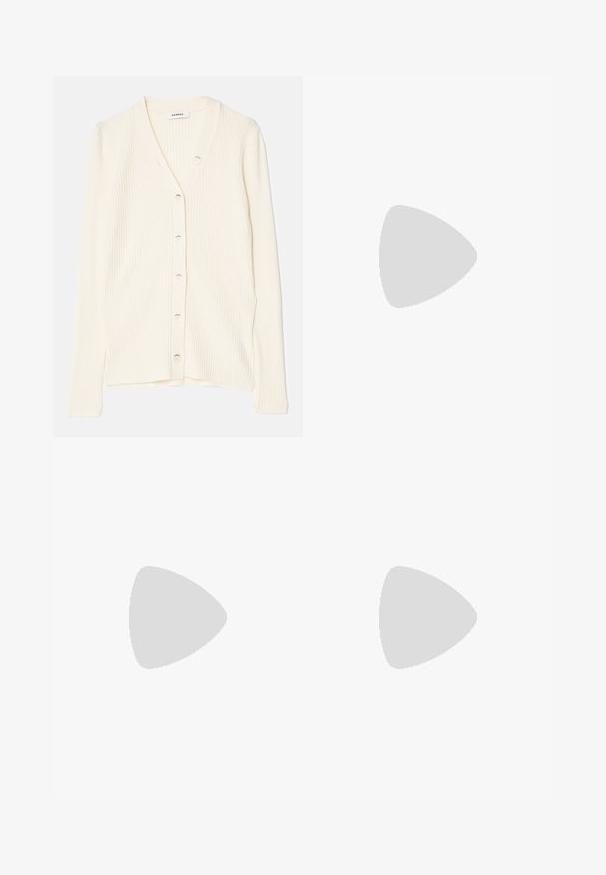 Cardigan a coste crema con scollatura a V, bottoni frontali e maniche lunghe. Il tessuto ha una texture morbida e una silhouette aderente.; Top bianco aderente realizzato in tessuto a coste, con maniche a farfalla e dettagli arricciati sui lati per texture e forma.; Pantaloni larghi beige realizzati in cotone morbido, dotati di una cintura e tasche laterali. Il tessuto presenta una texture liscia con risvolti piegati.; Scarpa Mary Jane in pelle sintetica bianca con punta arrotondata, tacco grosso di altezza intermedia e cinturino regolabile con fibbia argentata.