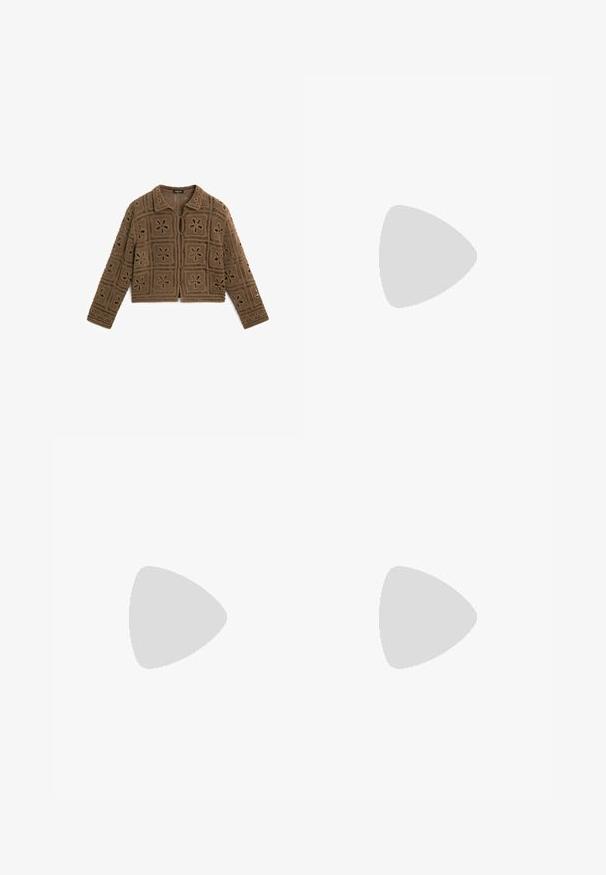 Brauner Häkelcardigan mit quadratischen Blumenmustern, vorderem Knopfverschluss und Kragen. Das Design beinhaltet Aussparungen an den Ärmeln.; Blumenkleid in Midi-Länge mit dünnen, verstellbaren Trägern, cremfarbener Stoff, lebendige kleine Blumenmuster und einem seitlichen Schlitz für zusätzliche Details.; Braune Wildleder-Ballerinas mit silbernen Nieten auf der Zehenpartie und den Seiten, runder Form, dünner schwarzer Sohle und einer kleinen Schleifenapplikation auf der Vorderseite.; Schwarz-weiße Katzenaugen-Sonnenbrille mit einem durchscheinenden olivgrünen Kunststoffrahmen und braunen Verlaufslinsen, mit geraden Bügeln und strukturierten Akzenten.; Braune Leder-Schultertasche mit geschwungenem Design, ausgestattet mit einem goldenen Verschluss und Akzent, gesteppten Details und einem Reißverschluss.