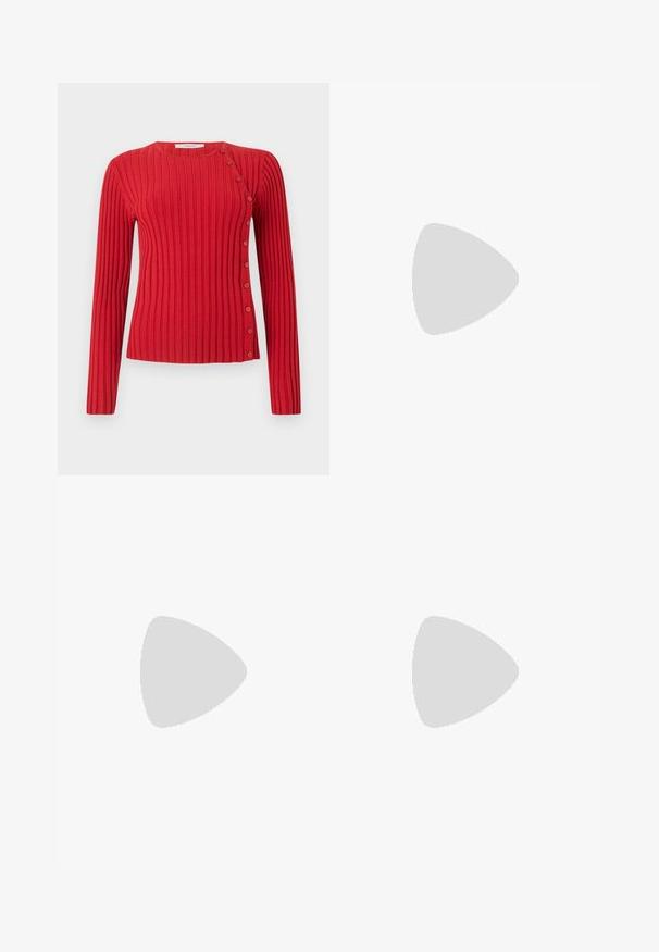 Rode geribbelde langarmat trui met diagonale knoopdetail van schouder tot zoom op een effen lichte achtergrond.; Zwarte korte mouwen t-shirt gemaakt van katoen. Kenmerkt zich door een ronde hals, een losse pasvorm en een schone zoom zonder zichtbare patronen of hardware.; Zwarte wijde broek met een gerimpelde tailleband, voorzien van twee zijzakken en een soepele, lichte stof. Geen zichtbare patronen of hardware.; Zwarte gepatenteerde sandalen met hak en een vierkante neus, enkelbandjes en zilveren gespen. Heeft een stevige blokhak voor stabiliteit.