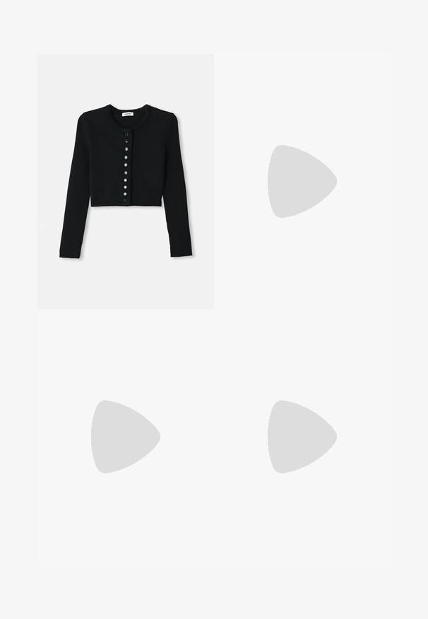 Sort croppede cardigan laget av ribbet stoff, med lange ermer, rund hals og knapp foran med sirkulære sorte knapper.; sandro CARDIGAN LOOK CHEMISE MIXE - Poloskjorter - cerise; Svart mini-skjørt med et tettsittende topp og tre lag med volanger nederst, med en jevn tekstur og rene linjer.; Svarte hæler med tynne stropper, teksturert finish, åpen tå og et glatt, spisst hældesign. Har en myk innersåle og en blank overflate.