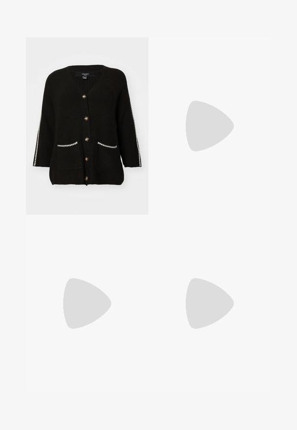 Schwarze Strickjacke mit V-Ausschnitt, fünf goldenen Knöpfen, zwei Taschen mit weißem Rand und kontrastierenden Streifen an den Ärmeln.; Schwarzes Baumwoll-T-Shirt mit kurzen Ärmeln, das ein kleines pinkes Schmetterlingsmotiv auf der linken Brust zeigt. Crewneck-Design mit einem entspannten Schnitt.; Helle blaue Schlagjeans aus Denim, mit hoher Taille, fünf Taschen und einem einzelnen Knopfverschluss. Weiche Textur mit ausgeblichener Optik.; Schwarze Lackleder-Slingback-High Heels mit spitzem Schuh und einem geometrischen Blockabsatz. Verfügt über ein schlankes, minimalistisches Design und eine glatte Textur.