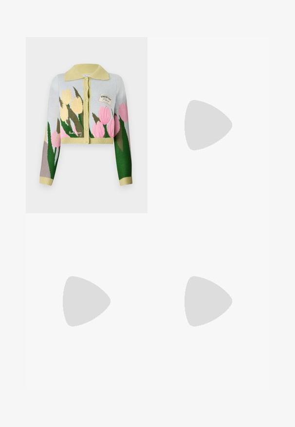 Gilet court en tricot bleu clair avec un col jaune. Présente un motif floral en rose et jaune. Petite étiquette avec "FRESH CUT."; Haut blanc ajusté en tissu côtelé avec des manches courtes et des détails froncés sur les côtés pour ajouter de la texture et de la forme.; Pantalons larges blancs en tissu léger. Dotés d'une taille élastique avec cordon de serrage et de poches latérales. Texture lisse.; Sandale blanche à talons hauts avec un talon épais, présentant un design à lanières et un lien autour de la cheville. Texture lisse avec une plateforme à l'avant pour une hauteur supplémentaire.