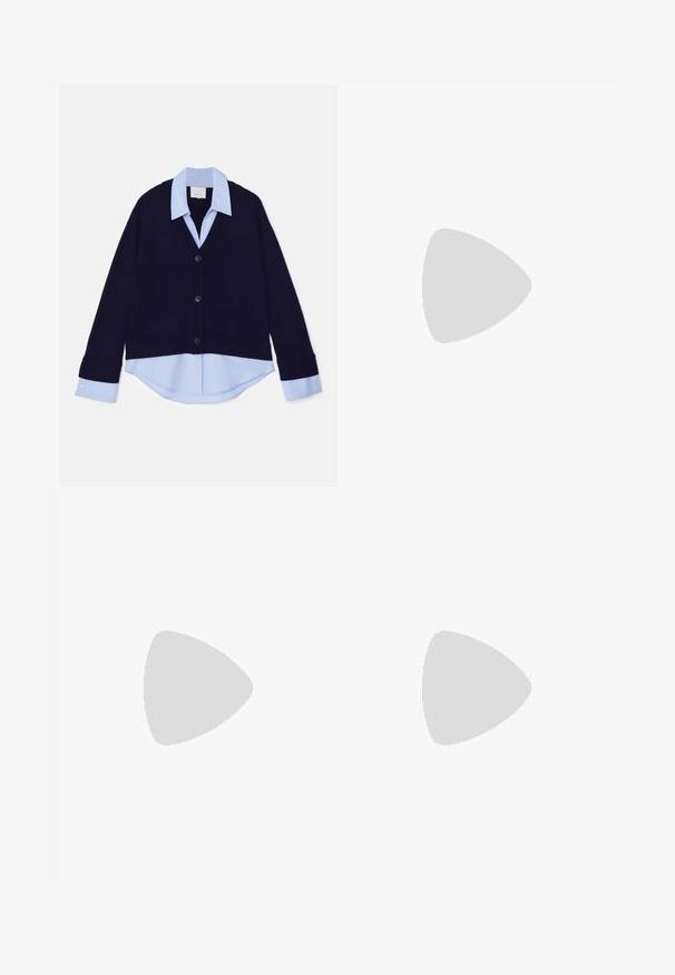 Cardigan en tricot marine avec un col en V et des bords côtelés, surmonté d'une chemise à col bleu clair en dessous. Quatre boutons noirs ornent le devant.; T-shirt en coton blanc avec des manches courtes, un col rond, une coupe décontractée et un ourlet cousu. Étiquette visible à l'intérieur du col.; Shorts en lin beige avec une coupe décontractée, présentant une fermeture à bouton, un design plissé et une longueur à mi-genou. Texture lisse et style simple.; Pompe slingback en cuir verni noir avec un bout pointu, un talon fin et un design de découpes subtil. Elle dispose d'une boucle dorée sur la sangle.