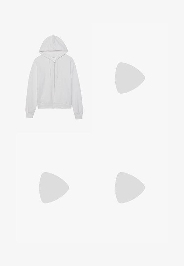 Haut en coton zippé blanc, avec une capuche, des poches avant et des poignets côtelés. Texture douce avec un design simple et épuré.; T-shirt en coton noir à manches courtes, avec un petit graphique de papillon rose sur la poitrine gauche. Modèle à col rond avec une coupe décontractée.; Pantalons noirs légers avec une taille élastique et des chevilles froncées. Le tissu est lisse et présente un design décontracté et fuselé.; Chaussures à plateforme en cuir noir avec un talon bloc épais, bout rond et un design traditionnel à lacets. Elles présentent une texture lisse et un détail minimal.