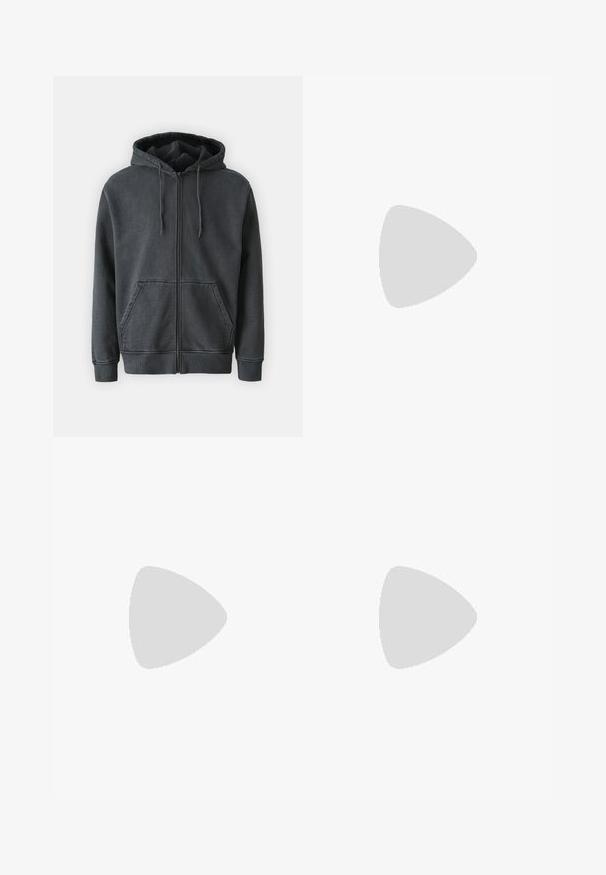 Samsøe Samsøe PIGMENT ZIP HOODIE - Sweat zippé - black; T-shirt en coton noir à manches courtes, col rond, avec un petit logo vert sur la poche gauche de la poitrine. Design simple, coupe regular.; Pantalon noir au design droit, fabriqué en tissu lisse. Comprend une taille élastique et une fermeture à bouton.; Bottines en suède noir à lacets avec tirant et semelle texturée, présentant un petit logo de crocodile embossé sur le côté.