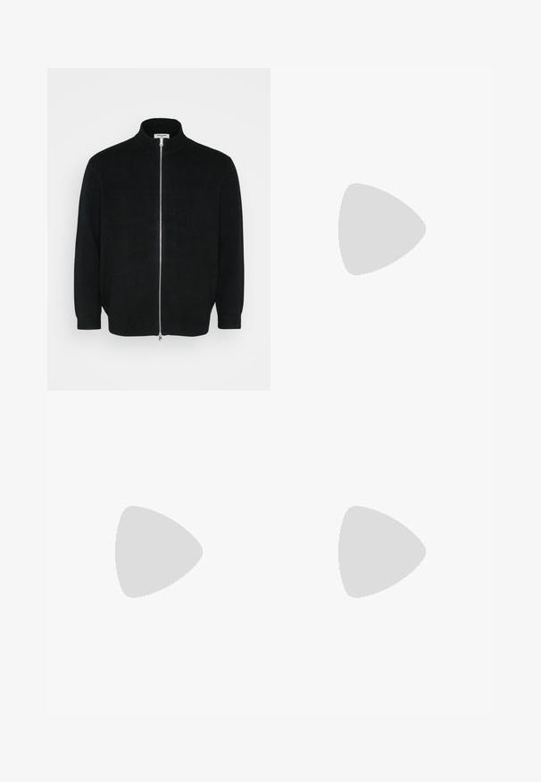 Sort zip-up sweater lavet af blødt strikstof med ribbet krave og manchetter. Har en fuldlængde sølv lynlås foran.; Sort bomulds t-shirt med rund hals. Har et beige rektangulært grafik og hvid tekst, "JAWO," centreret foran. Korte ærmer.; Sorte bukser lavet af bomuld. De har et lige ben-design med lynlås og knaplukning i taljen. Enkle og udekorerede.; Hvide sneakers med glat tekstur, prydet med brune læderdetaljer og sorte detaljer, sammen med sorte skræddersyede bukser. Baggrund med trægulv.
