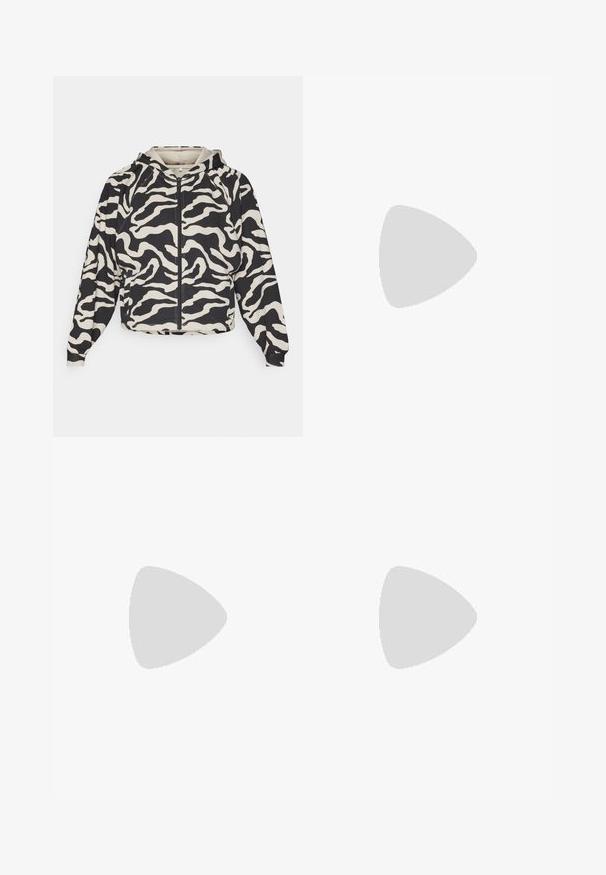 Afskåret hættetrøje med et sort og cremefarvet zebra-mønster. Har en frontlynlås og en hætte, med ribbet mansjetter og nederste kant.; Sort atletisk crop top lavet af glat stof, der har en rund halsudskæring og et lille hvidt logo på midten foran.; Under Armour MOTION OPEN PANT - Træningsbukser - black/white; Under Armour DYNAMIC 2 - Træningssko - white/distant gray
