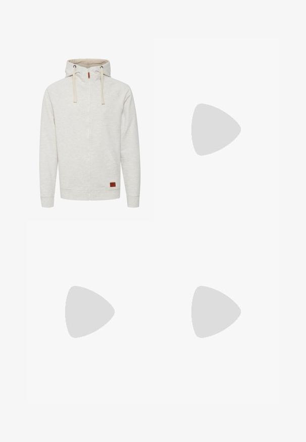Lysegrå zip-up hoodie med en tekstureret overflade, to forlommer og hætte med snor. Har et læderdetalje patch på forsiden.; Ung person med fletninger iført en lys grå Nike T-shirt og sorte Nike shorts mod en ensfarvet hvid baggrund.; Beige cargo bukser i et letvægts bomuldsstof. Har elastiske manchetter, flere sidelommer og en knaplukning.; Hvide lædersneakers med perforeringer, rund tå, flad sål og tykke snørebånd, med et synligt swoosh-logo og "AIR" på hælen.