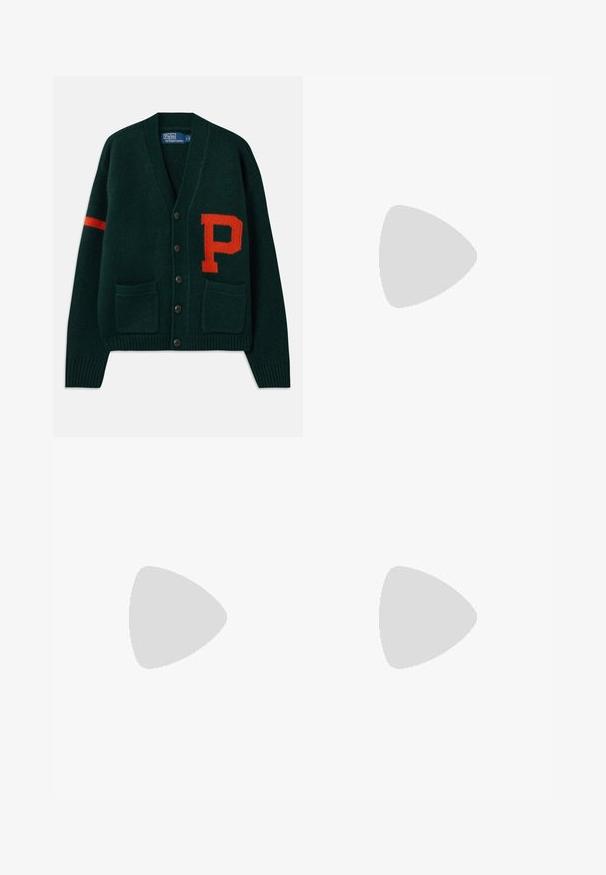 Cardigan de punto verde con escote en V, tres botones negros, dos bolsillos delanteros y un logotipo naranja "P" en el lado izquierdo del pecho y una franja en la manga.; Camisa de manga larga beige hecha de mezcla de algodón. Cuenta con un collar abotonado, siete botones en la parte frontal y un pequeño logotipo bordado en el lado izquierdo del pecho.; Chinos de algodón color beige con frente plano, presillas para cinturón y bolsillos laterales. Diseño de pierna recta con una textura suave y una sensación ligera y transpirable.; Zapatillas de cuero blancas, diseño de corte bajo, con una textura suave, puntera redonda, cordones en la parte delantera y un pequeño logo bordado en el lateral.