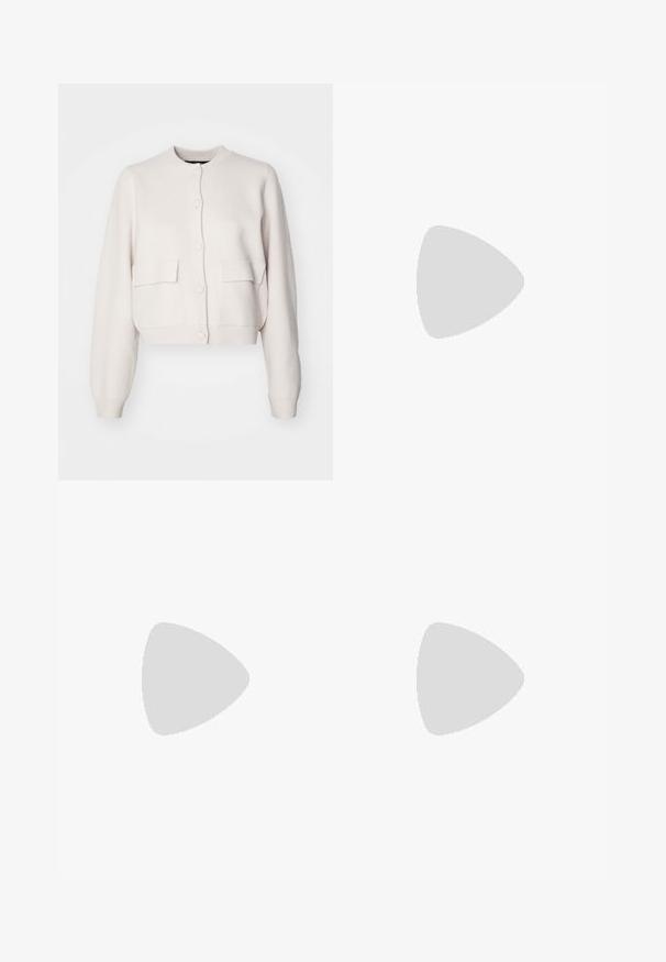 Vero Moda VMAPPLE ONECK  - Bomberjacka - birch; Tre långärmade tröjor staplade: svart, grå och vit. Var och en har en rund halsringning och en kort design med mjukt, lätt material.; Svarta utsvängda byxor i stretchigt material, med hög midja och utsvängda ben med sidoflikar för ökad rörelsefrihet.; Grå mocka sneakers med vita snören, svarta ränder och en vit gummisula. Har en rund logo på tungan och en gummisula.