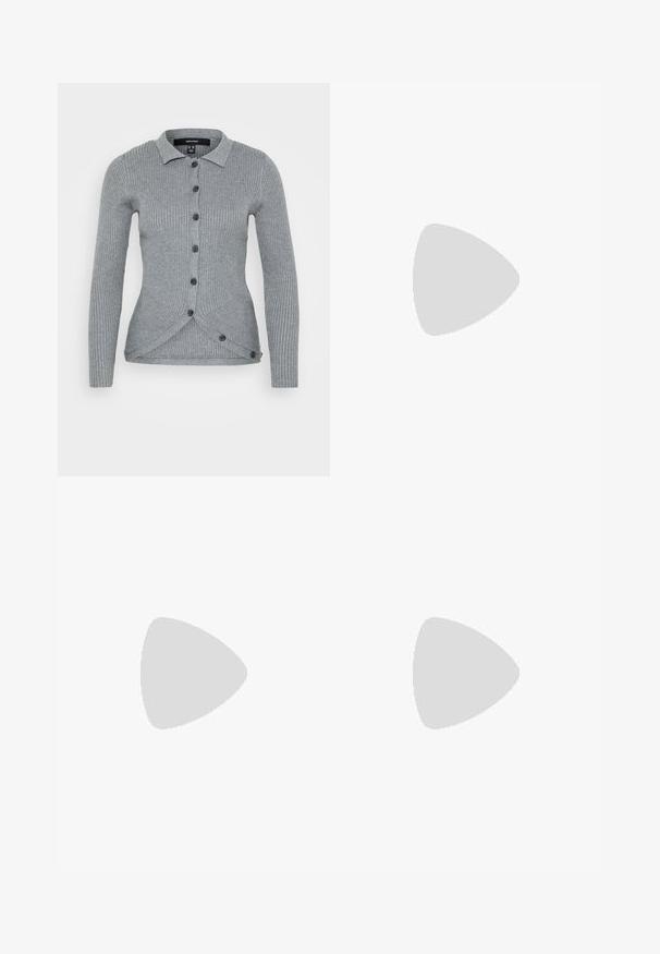 Vero Moda Petite VMWILLOW POLO CARDIGAN - Kardiganas - medium grey melange; Even&Odd Petite 2 PACK - Viršus - light grey/black; ONLY Petite ONLMADISON BLUSH WIDE - Platėjantys džinsai - dark blue denim; Juodi patentiniai odiniai loaferiai su masyviu juodu padu ir auksiniais detalėmis. Lygus paviršius ir apvalus pirštų dizainas.; Sidabriniai metaliniai auskarai žiedų pavidalu su šveitimo tekstūra, turintys apvalų dizainą ir skaidrų laikiklį saugiam dėvėjimui.