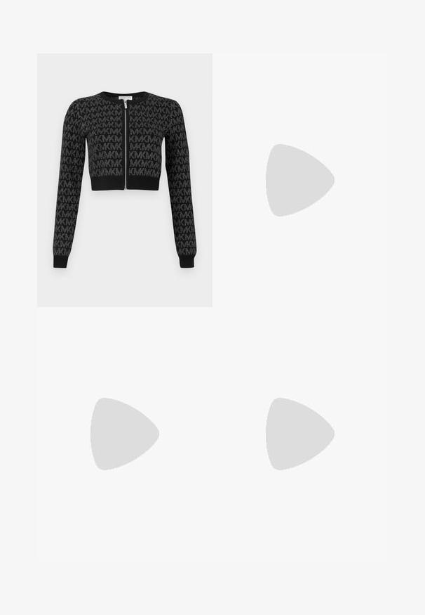 Schwarzer, kurz geschnittener Cardigan mit Reißverschluss vorne, mit einem strukturierten Muster aus wiederkehrenden Buchstaben und langen Ärmeln mit gerippten Bündchen.; Weißes geripptes T-Shirt mit kurzen Ärmeln und Rundhalsausschnitt. Der Stoff wirkt glatt und hat eine figurbetonte Silhouette. Markenlabel am Kragen sichtbar.; Hellblaue Schlagjeans aus Denim, mit hoher Taille, Taschen und ausgefransten Säumen. Der Stoff hat eine verblasste Waschung und eine subtile Textur.; Schwarze Leder-Ballettschuhe mit abgerundeter Spitze, glatter Textur, minimalen Nähdetails und einem flexiblen Sohlen-Design.