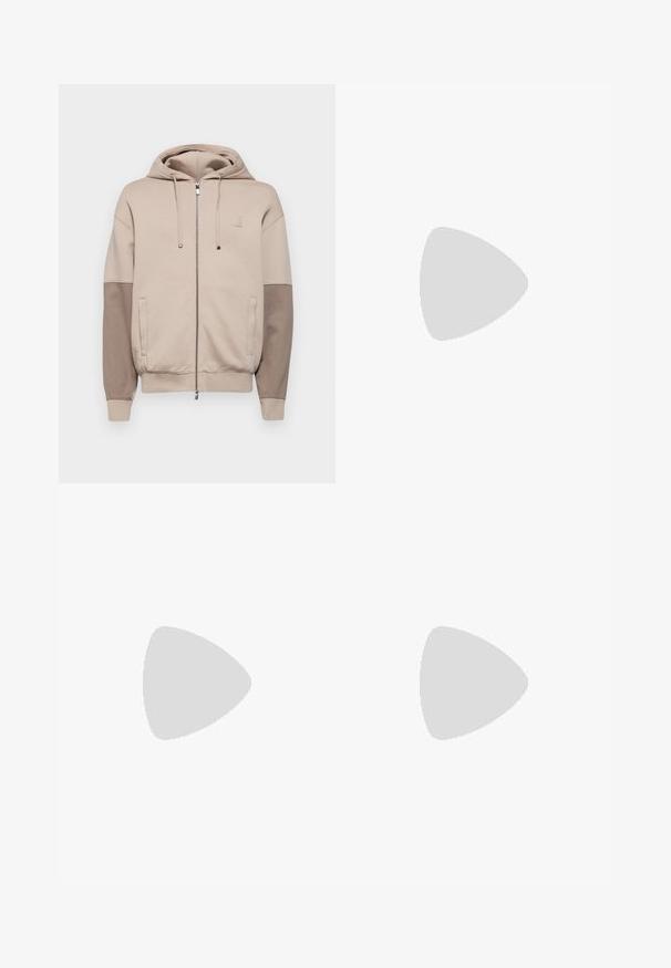 Armani Exchange Cipzáras pulóver - string/driftwood; Fehér, rövid ujjú felső pamut anyagból, kerek nyakkivágással. Egyszerű dizájn, minta vagy díszítés nélkül. Sima textúra.; Kék farmernadrág, magas derékkal, egyenesen szabott lábakkal, öt zsebes stílussal és kontrasztos narancssárga varrással. Sima textúra.; Fehér és fekete sportcipők sima bőrből készült felsőrésszel, texturált díszítésekkel és vastag fehér talppal. Klasszikus fűzős kivitel jellemzi.