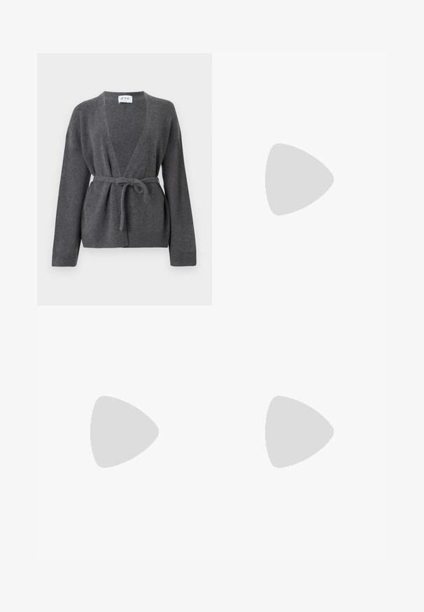 Cardigan cinturato grigio scuro con maniche lunghe, scollo a V e polsini e orlo a costine, mostrato su uno sfondo bianco.; T-shirt nera in cotone con maniche corte e logo ricamato bianco. Indossato con jeans chiari a vita alta e occhiali da sole scuri.; Pantaloni felpati neri a gamba larga realizzati in tessuto morbido, con un elastico in vita e un piccolo logo sul lato sinistro.; Sneaker in pelle nera con strisce bianche, punta in gomma, lacci neri e suola di colore crema. Texture liscia con finitura brillante.