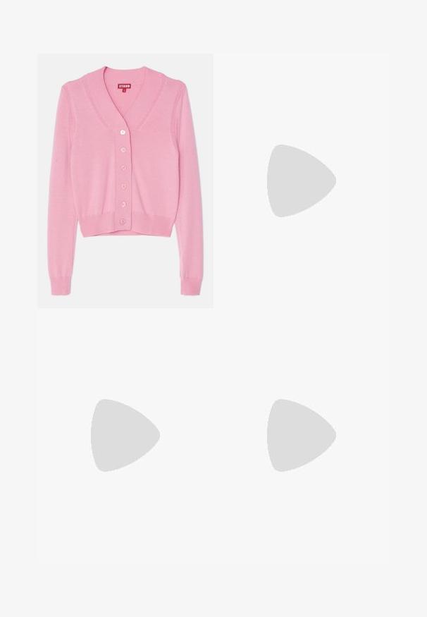 STAUD BAXTER CARDIGAN - Cardigan - damask pink; Top a reggiseno bianco realizzato in morbido tessuto, con la scritta in strass "Juicy" sul davanti. Si lega al collo per una vestibilità regolabile.; Pantaloni shorts di denim neri con vestibilità ampia, dotati di cinque tasche, dettagli di cucitura gialla e design a vita media.; adidas Originals SAMBA OG - Sneakers basse - quartz/mauve; Borsa a mano in vernice rosa con logo e manici neri, caratterizzata da una forma arrotondata e chiusura con zip. La texture lucida aumenta la visibilità.