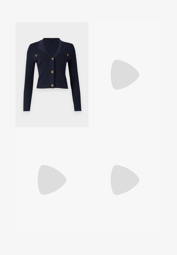 Marineblaue gestreifte Strickjacke mit langen Ärmeln, kurzer Passform, mit eingelegtem Kragen und vier goldenen Knopfakzenten auf der Vorderseite.; Gestricktes weißes Kurzarmoberteil mit subtilen Mustern, das über einen runden Ausschnitt und einen goldenen Akzent am Saum verfügt. Die Textur wirkt leicht und atmungsaktiv.; Weiße Shorts mit Kordelzugbund, ausgestattet mit zwei Seitentaschen und einem glatten, strukturierten Stoff. Klassischer Schnitt mit klaren Linien.; Schwarze Lackleder Slingback-Pumps mit einer spitzen Zehe und goldfarbener Hardware am Riemen, ausgestattet mit einem Blockabsatz. Glatte Textur.