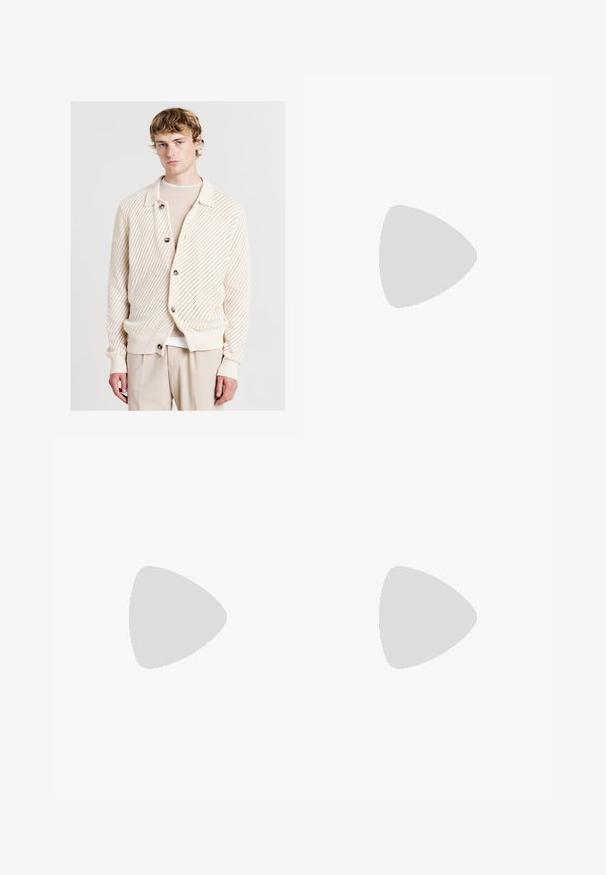 Gilet en tricot beige clair avec un motif texturé, de grands boutons et un col, associé à un haut crème en dessous.; T-shirt noir en coton avec un col rond, des manches courtes et un ourlet droit. Texture lisse ; design simple et dépouillé.; Pantalons beige à jambes larges en tissu mélangé coton avec fermeture à bouton. Dotés de poches latérales et d'une texture subtile. Détails de couture visibles.; Baskets en cuir blanc avec un embout en caoutchouc texturé, trois bandes sur le côté et un col rembourré. Lacets blancs plats et design minimaliste.; Lunettes de soleil en métal avec des verres ovales verts. Monture en métal argenté mince et embouts d'oreille noirs. Design minimaliste, sans logos visibles.