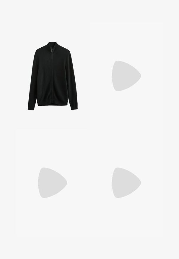 Next Strickjacke - black; Weißes Baumwoll-T-Shirt mit dem Text "BOOTS WITH ROOTS" in fetter schwarzer Schrift, rundem Halsausschnitt und kurzen Ärmeln.; Helle beige weit geschnittene Hose aus Baumwolle. Verfügt über Fronttaschen und einen Knopfverschluss. Glatte Textur mit dezenten vertikalen Streifen.; Sneaker mit einem Obermaterial aus cremefarbenem Leder und marineblauem Wildleder, sichtbar luftgefüllter Sohle, beiger Gummisohle und rotem Akzent an der Ferse.