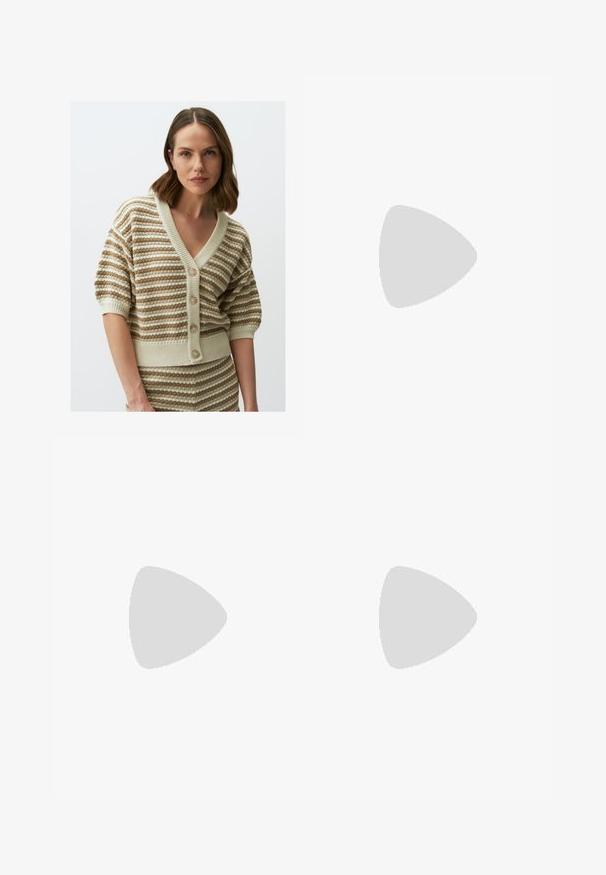Gestreifter Cardigan in Beige und Creme, mit V-Ausschnitt, kurzen Ärmeln und Knopfverschluss. Strick mit strukturierter Textur und geripptem Saum und Bündchen.; Weißes, enganliegendes Oberteil aus geripptem Stoff mit kurzen Ärmeln und gerafften Details an den Seiten für Textur und Form.; Helle Stoffhose mit weitem Bein und glatter Textur, ausgestattet mit einem einzelnen Knopf vorne, dezenten Falten und einem Hochbund-Design.; Beige High Heels Sandalen mit schlanken, überkreuzten Riemen, offener Zehenpartie und einem quadratischen Blockabsatz. Glänzende Lack-Oberfläche, verstellbarer Knöchelriemen.