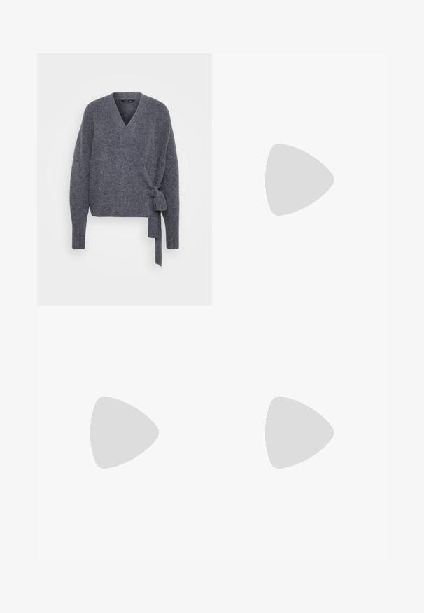 Grau gestrickte Wickeljacke mit V-Ausschnitt, langen Ärmeln und einem seitlichen Bindedetail. Weicher Stoff, lässige Passform und gerippte Bündchen.; Hellgelbes, geripptes Tanktop mit rundem Ausschnitt und breiten Trägern, aus weichem Stoff gefertigt. Einfaches, figurbetontes Design ohne Verzierungen.; Beige, gefaltete Shorts mit einem maßgeschneiderten Design, das eine glatte Textur und seitliche Taschen aufweist. Sie sind oberhalb des Knies geschnitten und bieten eine entspannte Passform.; Mintgrüner Sweatshirt, Jeansshorts und olivgrüne Slipper. Sitzt auf einer hellen Kommode vor einer strukturierten grauen Wand.; Runde, braun getönte Sonnenbrillen mit einem glänzenden burgunderfarbenen Rahmen. Schlanke Bügel mit dezentem Branding. Flaches Linsendesign.; Beige Tragetasche mit zweimal aufgedrucktem "SAMSOE", tanfarbene Hausschuhe mit weißem Kunstfellbesatz, weiße Socken und einen braunen Schaffellmantel auf einer Holzoberfläche.