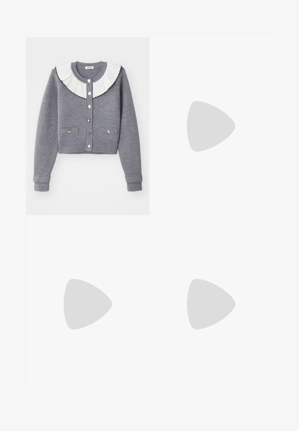 Γκρίζα κάρντιγκαν με πλισέ λευκό γιακά, κουμπιά μπροστά, δύο μπροστινές τσέπες και ριπ μανίκια και στρίφωμα.; Μαύρο βαμβακερό μπλουζάκι με κλασικό λαιμόκοψη, κοντά μανίκια και χαλαρή εφαρμογή. Λείος υφα�σμάτινος χαρακτήρας, χωρίς ορατά σχέδια ή διακοσμήσεις.; Μαύρο παντελόνι από ψαθόδερμα με σχέδιο κροκό, εφαρμογή slim, ίσια γραμμή, με πρόσθια κουμπί και τυπική μέση.; Καφέ δερμάτινες μπότες μέχρι το γόνατο με υφή, που διαθέτουν λεπτομέρεια με αγκράφα στο πλάι και χοντρές μαύρες λαστιχένιες σόλες.