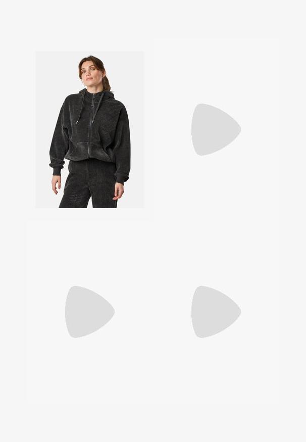 Schwarze Cord-Collegejacke mit entspannter Passform, gerippter Textur, Kordelzugkapuze und vorderen Taschen, kombiniert mit passenden Hosen.; Schwarzes Baumwoll-T-Shirt mit weißen Akzenten am Kragen und an den Ärmeln, ausgestattet mit drei weißen Streifen auf jeder Schulter und einem kleinen Logo auf der Brust.; Schwarze weite Sweatpants aus weichem Material, mit einem elastischen Taillenbund und einem kleinen Logo auf der linken Seite.; Schwarze Ledersneaker mit weißen Streifen, Gummikappe, schwarzen Schnürsenkeln und einer cremefarbenen Sohle. Glatte Textur mit glänzender Oberfläche.