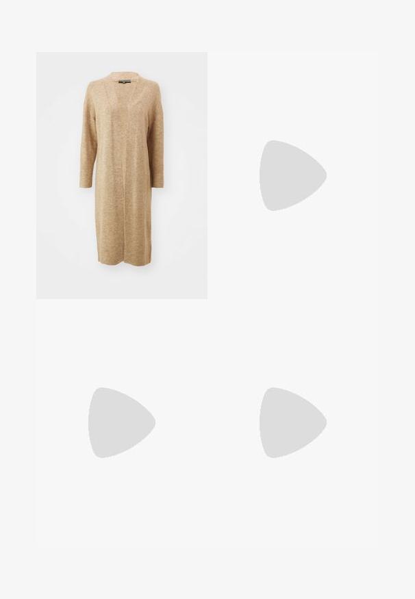 Beige lång cardigan med V-hals, tillverkad av mjukt stickat material. Har långa ärmar och rak skärning, vilket ger en avslappnad passform.; Tre linnen i mintgrön, svart och beige; tillverkade av ribbad tyg med rund halsringning och utan ärmar. Varumärkesetikett synlig.; Uppvikta jeans i en ljus krämfärg med ett blått tie-dye-mönster. Tillverkade av denim med en något strukturerad yta och standard femfickorsdesign.; Svart läderkampsko med rund tå, snörning fram och dragflik vid vristen. Har en tjock gummisula för hållbarhet.