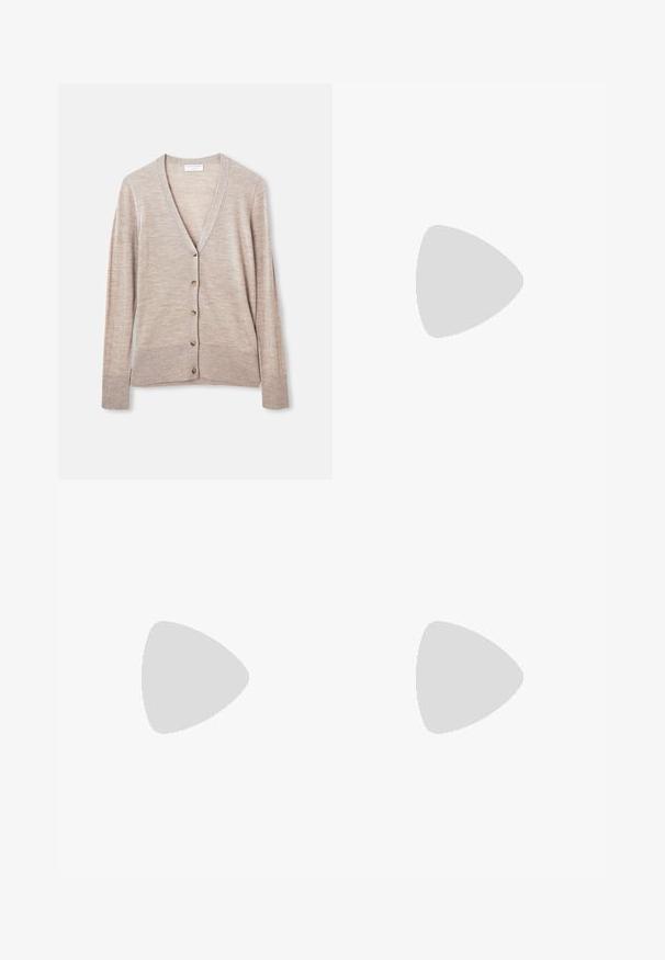 Beiger Cardigan aus leichtem Strickstoff, mit V-Ausschnitt, langen Ärmeln und sechs Knöpfen entlang der Vorderseite.; Schlichtes weißes T-Shirt mit kurzen Ärmeln und Rundhalsausschnitt in schlanker Passform, flach vor einem weißen Hintergrund präsentiert.; Gerade geschnittene, dunkelbraune Wildlederhosen mit vorderer Knopf- und Reißverschluss, Gürtelschlaufen und seitlichen Taschen.; Braune, abgenutzte Lederkniehohe Stiefel mit spitzem Zeh und dünnem Stiletto-Absatz auf weißem Hintergrund.; Schildpatt-Eyegläser mit ovalen Gläsern und einer eleganten, glatten Oberfläche. Mit dünnen Seiten und einer subtilen Kurve an den Schläfen. Klare Gläser.; Gewebte beigere Lederhandtasche mit einem einzelnen Schulterriemen, rechteckiger Form und strukturiertem Oberflächen. Verstellbare Riemenbeschläge sind enthalten.