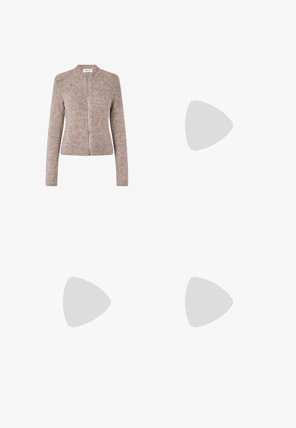 Beige ribbet cardigan med høj hals og lynlås foran. Blød tekstur, figursyet design og lange ærmer. Minimalistisk stil uden mønstre eller detaljer.; Tre langærmede toppe stablet: sort, grå og hvid. Hver har en rund halsudskæring og et cropped design med glat, let stof.; Grå denim jeans med udvidet ben, forenslommer, knaplukning og let glans. Glat tekstur med kontraststing detaljer.; Beige ruskind balletflade med en sort læder rund tåkap, lav hæl og glat tekstur, der har minimal syning og et enkelt design.