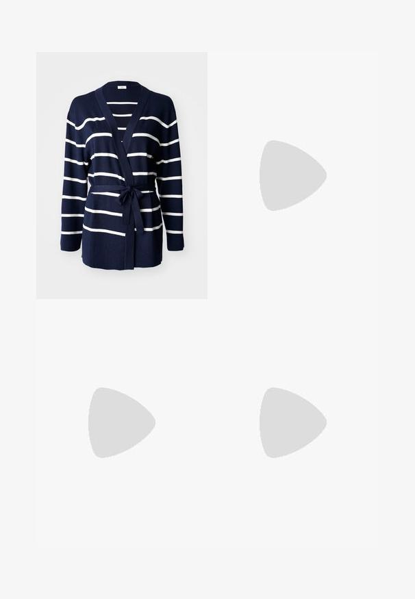 Cardigã listrado em azul-marinho e branco feito de tecido macio, com um design envolvente, mangas longas e um cinto amarrado na cintura.; Três camisetas de manga longa empilhadas: preta, cinza e branca. Cada uma tem um decote redondo e um design cropped, feitas de um tecido leve e suave.; Leggings pretos em flare feitos de um tecido elástico. Apresentam uma cintura larga e uma textura suave, com um silhueta ajustada que se alarga na bainha.; Tênis de camurça cinza com atacadores brancos, riscas pretas e uma sola de borracha branca. Apresenta um logótipo circular na língua e uma sola de borracha.