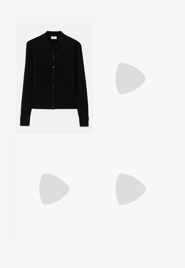 Juodas raukinėtas kardiganas su ilgomis rankovėmis, smailiu apykakle ir priekiniais mygtukais, kurių dydis mažas ir apvalus. Tekstūruotas audinys suteikia gylio.; Balta ilga rankovė T-marškiniai, pagaminti iš dryžuoto medvilnės, su apvaliu kaklu ir tiesia apatine dalimi. Paprastas dizainas be raštų ar akcentų.; Šviesiai mėlynos džinsinės kelnės su laisvu, tiesiu kojų kirpimu. Su įbrėžimais, nudilimu ir suplėšytais elementais šalia kelių. Klasikinis penkių kišenių stilius.; Juoda smailiakulnė aukšto kulno bateliai su krokodilo odos tekstūra, pasižymintys elegantišku dizainu, aukštu stiletu kulnu ir lygia juoda vidine dalimi.